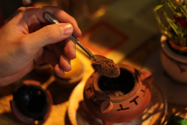 Xông nhang trầm hương với lò than phổ biến nhất ở nước ta