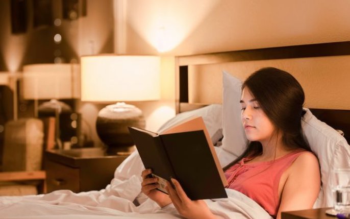 Đọc sách trước khi đi ngủ để thư giãn