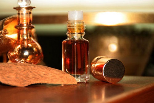Tinh dầu xịt phòng trầm hương từ loại gỗ quý hiếm