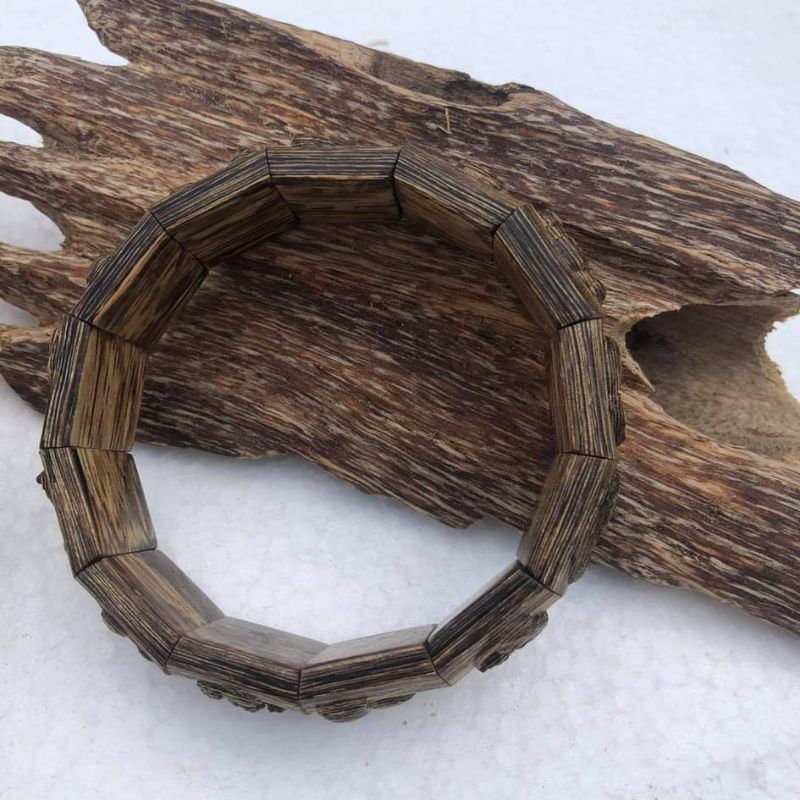 Vòng gỗ trầm hương 12 con giáp Khánh Hòa mang lại tiền tài và sức khỏe cho người đeo nó